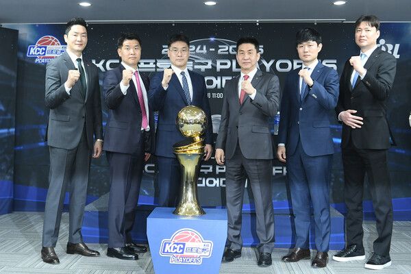 프로농구 6강 플레이오프(PO)에 나서는 6개 팀 감독들이 포즈를 취하고 있다. /KBL 제공