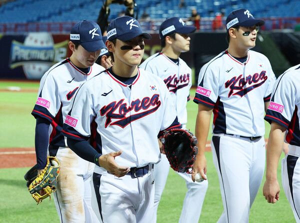 14일 오후 대만 타이베이 톈무야구장에서 열린 세계야구소프트볼연맹(WBSC) 프리미어12 2024 B조 조별리그 대한민국과 쿠바의 경기. 8-4로 승리를 거둔 대한민국 김도영, 김서현 등 선수들이 더그아웃으로 향하고 있다. /연합뉴스