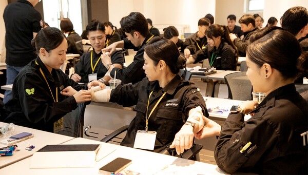 진에어는 객실 안전 교관 30명을 대상으로&nbsp;긴급 상황 대응 역량 강화 훈련을 했다. / 진에어