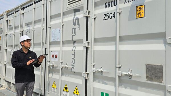 LS일렉트릭 관계자가 일본 홋카이도 지역에 설치된 계통연계 ESS를 점검하고 있다./LS일렉트릭