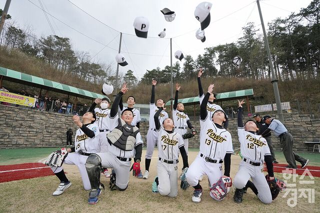 12일 충청남도 서천군 레포츠공원 야구장에서 한국스포츠경제와 한스경제가 주최하고 대한유소년야구연맹이 주관하는 '제9회 한국컵 전국유소년아구대회'가 열렸다. 유소년(백호)리그 천안시 유소년야구단이 서천군과의 개막 경기서 8-0으로 완승을 거둔 후 그라운드에서 세리머니를 하고 있다. /서천=최대성 기자 dpdaesung@sporbiz.co.kr 2025.04.12.