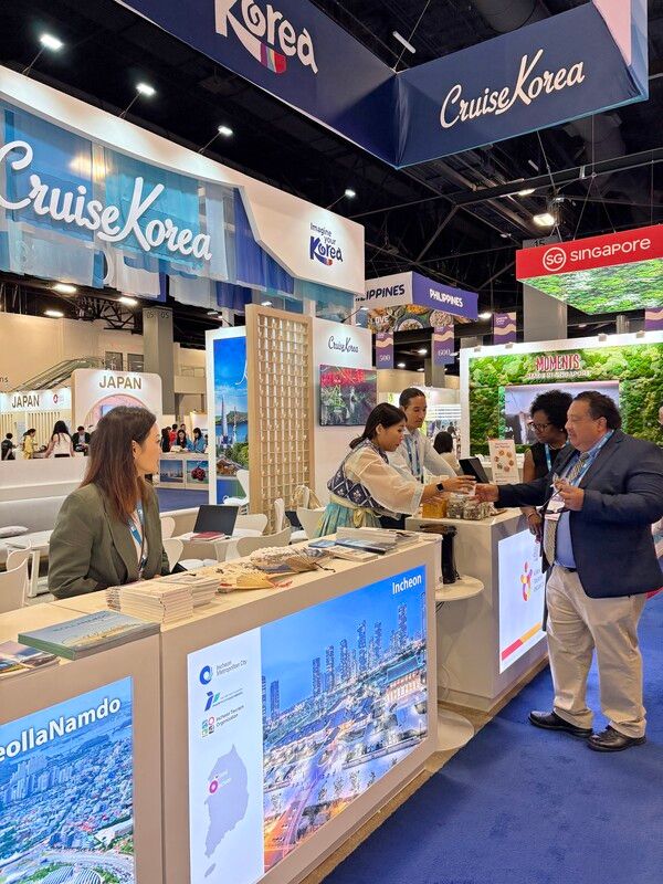 크루즈 홍보관에서 인천항을 소개하고 있다. /사진=인천항만공사