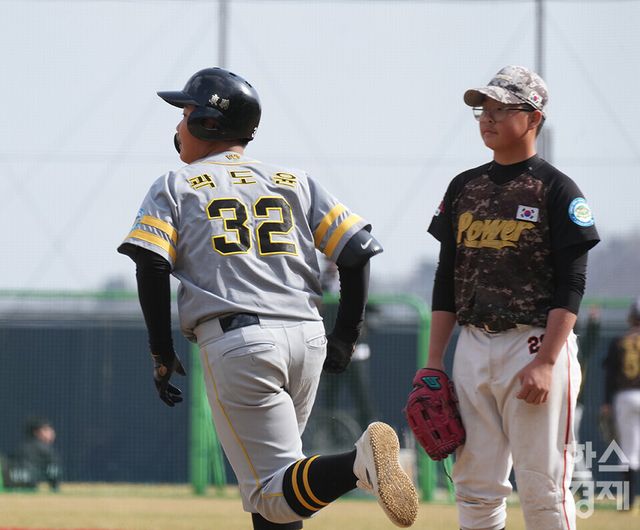 13일 충청남도 서천군 레포츠공원 야구장에서 한국스포츠경제와 한스경제가 주최하고 대한유소년야구연맹이 주관하는 '제9회 한국컵 전국유소년아구대회'가 열렸다. 유소년(청룡)리그 그룹B 안양시 유소년야구단 곽도윤 선수가 아산시와의 경기 3회 달아나는 솔로 홈런을 터뜨린 후 다아이몬드를 돌고 있다. /서천=최대성 기자 dpdaesung@sporbiz.co.kr 2025.04.13.