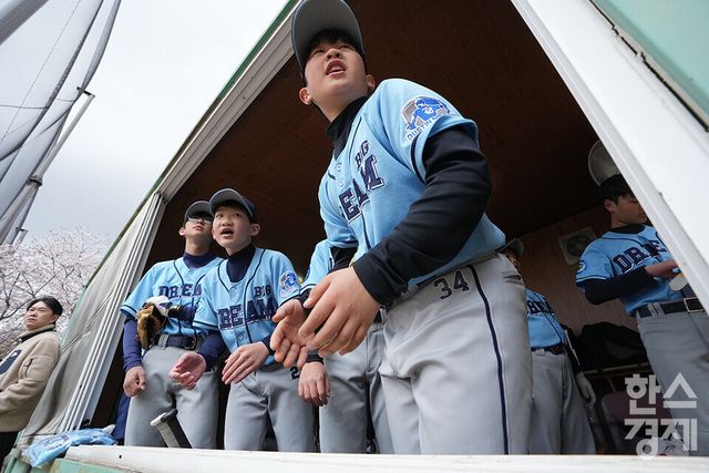 13일 충청남도 서천군 산너울 야구장에서 한국스포츠경제와 한스경제가 주최하고 대한유소년야구연맹이 주관하는 '제9회 한국컵 전국유소년아구대회'가 열렸다. 유소년(백호)리그 빅드림 유소년야구단 선수들이 함안BSC와의 경기서 열띤 응원전을 펼치고 있다. /서천=최대성 기자 dpdaesung@sporbiz.co.kr 2025.04.13.