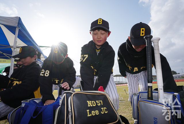 13일 충청남도 서천군 서천종합운동장 내 공설운동장(연식전용)에서 한국스포츠경제와 한스경제가 주최하고 대한유소년야구연맹이 주관하는 '제9회 한국컵 전국유소년아구대회'가 열렸다. 꿈나무(현무)리그 파주BTAC 유소년야구단 선수들이 빅드림과의 경기서 승리한 후 밝은 표정으로 짐을 정리하고 있다. /서천=최대성 기자 dpdaesung@sporbiz.co.kr 2025.04.13.