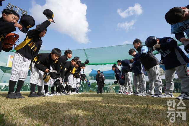13일 충청남도 서천군 서천종합운동장 내 공설운동장(연식전용)에서 한국스포츠경제와 한스경제가 주최하고 대한유소년야구연맹이 주관하는 '제9회 한국컵 전국유소년아구대회'가 열렸다. 꿈나무(현무)리그 파주BTAC 유소년야구단 선수들이 빅드림과의 경기서 7-3으로 승리한 후 상호 인사를 하고 있다. /서천=최대성 기자 dpdaesung@sporbiz.co.kr 2025.04.13.