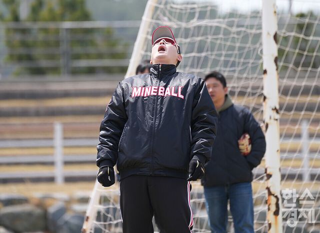 13일 충청남도 서천군 서천종합운동장 내 공설운동장(연식전용)에서 한국스포츠경제와 한스경제가 주최하고 대한유소년야구연맹이 주관하는 '제9회 한국컵 전국유소년아구대회'가 열렸다. 새싹리그 송파구마인볼 유소년야구단 이홍구 감독이 수원장안구와의 경기서 크게 아쉬워하고 있다. /서천=최대성 기자 dpdaesung@sporbiz.co.kr 2025.04.13.