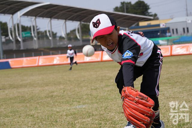 13일 충청남도 서천군 서천종합운동장 내 공설운동장(연식전용)에서 한국스포츠경제와 한스경제가 주최하고 대한유소년야구연맹이 주관하는 '제9회 한국컵 전국유소년아구대회'가 열렸다. 새싹리그 송파구마인볼 유소년야구단 김하준 선수가 타구를 놓치고 있다. /서천=최대성 기자 dpdaesung@sporbiz.co.kr 2025.04.13.