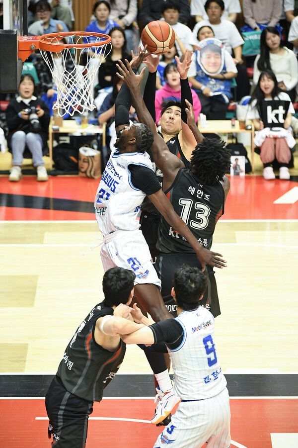 프로농구 대구 한국가스공사 페가수스 만콕 마티앙(왼쪽)과 수원 KT 소닉붐 레이선 해먼즈. /KBL 제공