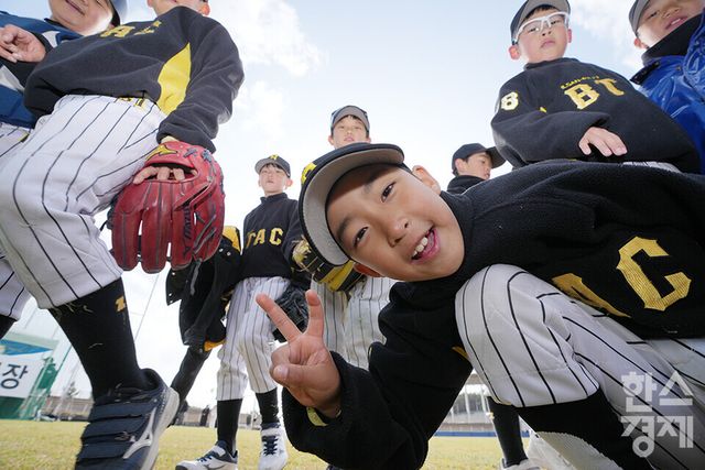 13일 충청남도 서천군 서천종합운동장 내 공설운동장(연식전용)에서 한국스포츠경제와 한스경제가 주최하고 대한유소년야구연맹이 주관하는 '제9회 한국컵 전국유소년아구대회'가 열렸다. 꿈나무(현무)리그 파주BTAC 유소년야구단 선수들이 빅드림과의 경기서 승리한 후 밝은 표정으로 그라운드를 떠나고 있다. /서천=최대성 기자 dpdaesung@sporbiz.co.kr 2025.04.13.