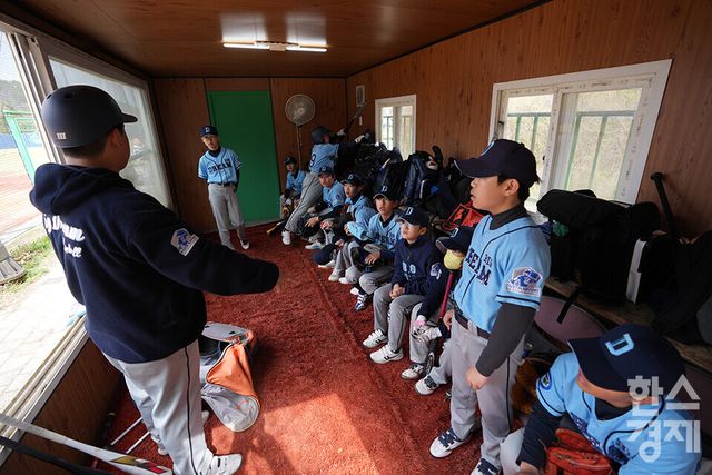 13일 충청남도 서천군 산너울 야구장에서 한국스포츠경제와 한스경제가 주최하고 대한유소년야구연맹이 주관하는 '제9회 한국컵 전국유소년아구대회'가 열렸다. 유소년(백호)리그 빅드림 유소년야구단 선수들이 함안BSC와의 경기서 코치의 작전지시를 듣고 있다. /서천=최대성 기자 dpdaesung@sporbiz.co.kr 2025.04.13.