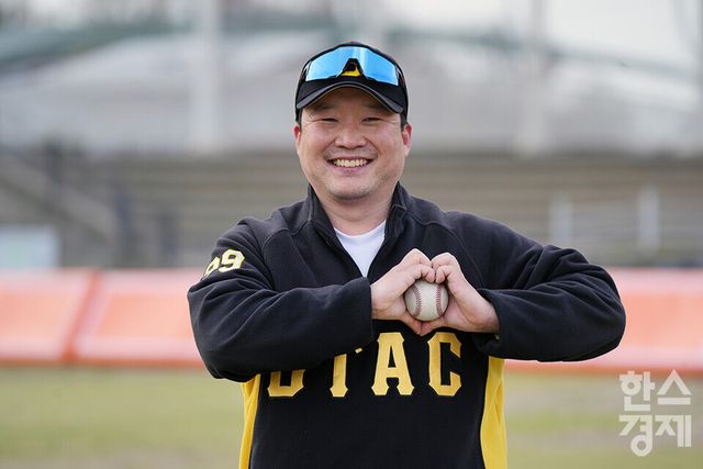 13일 충청남도 서천군서천종합운동장 내 공설운동장(연식전용)에서 한국스포츠경제와 한스경제가 주최하고 대한유소년야구연맹이 주관하는 '제9회 한국컵 전국유소년아구대회'가 열렸다. 꿈나무(현무)리그 파주BTAC 유소년야구단 김민수 감독이 본지와 인터뷰를 마친 후 밝은 표정으로 포즈를 취하고 있다. /서천=최대성 기자 dpdaesung@sporbiz.co.kr 2025.04.13.
