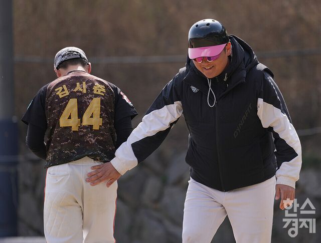 13일 충청남도 서천군 레포츠공원 야구장에서 한국스포츠경제와 한스경제가 주최하고 대한유소년야구연맹이 주관하는 '제9회 한국컵 전국유소년아구대회'가 열렸다. 유소년(청룡)리그 그룹B 아산시 유소년야구단 김시준 선수가 안양시와의 경기서 감독의 격려를 받으며 더그아웃을 향하고 있다. /서천=최대성 기자 dpdaesung@sporbiz.co.kr 2025.04.13.