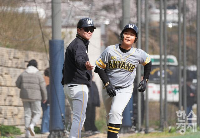 13일 충청남도 서천군 레포츠공원 야구장에서 한국스포츠경제와 한스경제가 주최하고 대한유소년야구연맹이 주관하는 '제9회 한국컵 전국유소년아구대회'가 열렸다. 유소년(청룡)리그 그룹B 안양시 유소년야구단 곽도윤 선수가 아산시와의 경기 3회 달아나는 솔로 홈런을 터뜨린 후 다아이몬드를 돌고 있다. /서천=최대성 기자 dpdaesung@sporbiz.co.kr 2025.04.13.