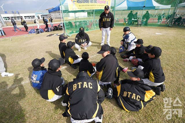 13일 충청남도 서천군 서천종합운동장 내 공설운동장(연식전용)에서 한국스포츠경제와 한스경제가 주최하고 대한유소년야구연맹이 주관하는 '제9회 한국컵 전국유소년아구대회'가 열렸다. 꿈나무(현무)리그 파주BTAC 유소년야구단 선수들이 빅드림과의 경기서 승리한 후 김민수 감독의 격려와 조언을 듣고 있다. /서천=최대성 기자 dpdaesung@sporbiz.co.kr 2025.04.13.