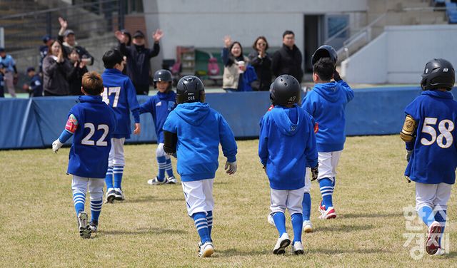 13일 충청남도 서천군 공설운동장(연식전용)에서 한국스포츠경제와 한스경제가 주최하고 대한유소년야구연맹이 주관하는 '제9회 한국컵 전국유소년아구대회'가 열렸다. 새싹리그 수원장안구 유소년야구단 선수가 송파구마인볼과의 경기를 마친 후 관중석의 학부모님들께 인사하고 있다. /서천=최대성 기자 dpdaesung@sporbiz.co.kr 2025.04.13.