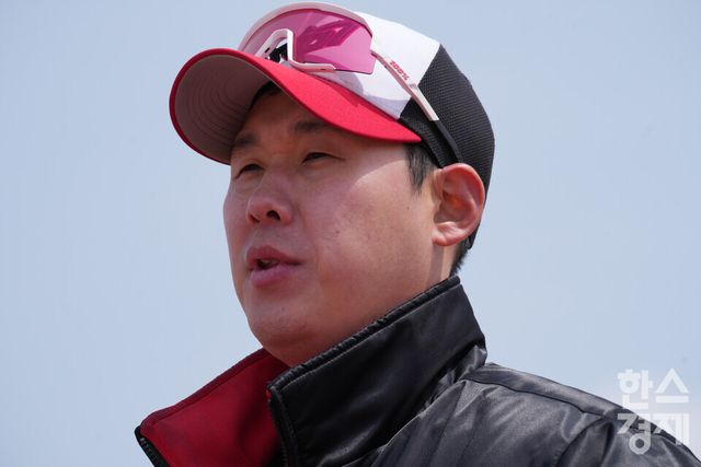 13일 충청남도 서천군 서천종합운동장 내 공설운동장(연식전용)에서 한국스포츠경제와 한스경제가 주최하고 대한유소년야구연맹이 주관하는 '제9회 한국컵 전국유소년아구대회'가 열렸다. 새싹리그 송파구마인볼 유소년야구단 이홍구 감독. /서천=최대성 기자 dpdaesung@sporbiz.co.kr 2025.04.13.