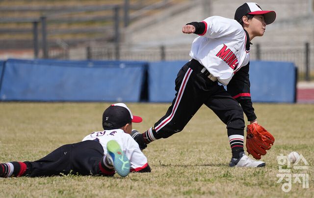 13일 충청남도 서천군 서천종합운동장 내 공설운동장(연식전용)에서 한국스포츠경제와 한스경제가 주최하고 대한유소년야구연맹이 주관하는 '제9회 한국컵 전국유소년아구대회'가 열렸다. 새싹리그 송파구마인볼 유소년야구단 김하준 선수가 수비하고 있다. /서천=최대성 기자 dpdaesung@sporbiz.co.kr 2025.04.13.