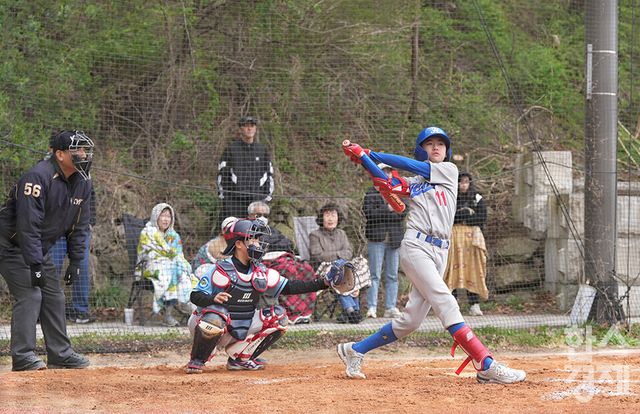 13일 충청남도 서천군 산너울 야구장에서 한국스포츠경제와 한스경제가 주최하고 대한유소년야구연맹이 주관하는 '제9회 한국컵 전국유소년아구대회'가 열렸다. 유소년(백호)리그 함안BSC 유소년야구단 장민재 선수가 빅드림과의 경기서 스윙하고 있다. /서천=최대성 기자 dpdaesung@sporbiz.co.kr 2025.04.13.