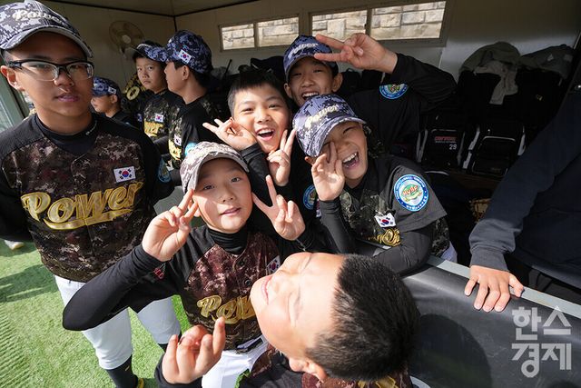 13일 충청남도 서천군 레포츠공원 야구장에서 한국스포츠경제와 한스경제가 주최하고 대한유소년야구연맹이 주관하는 '제9회 한국컵 전국유소년아구대회'가 열렸다. 유소년(청룡)리그 그룹B 아산시 유소년야구단 선수들이 안양시와의 경기서 응원을 하다 카메라를 보고 포즈를 취하고 있다. /서천=최대성 기자 dpdaesung@sporbiz.co.kr 2025.04.13.