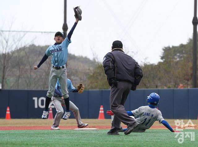 13일 충청남도 서천군 산너울 야구장에서 한국스포츠경제와 한스경제가 주최하고 대한유소년야구연맹이 주관하는 '제9회 한국컵 전국유소년아구대회'가 열렸다. 유소년(백호)리그 함안BSC 유소년야구단 장민재 선수가 빅드림과의 경기 3회말 2루로 슬라이딩 하고 있다. /서천=최대성 기자 dpdaesung@sporbiz.co.kr 2025.04.13.