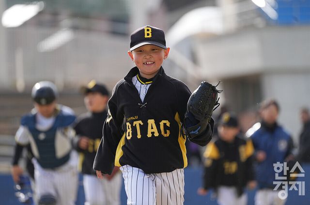 13일 충청남도 서천군 서천종합운동장 내 공설운동장(연식전용)에서 한국스포츠경제와 한스경제가 주최하고 대한유소년야구연맹이 주관하는 '제9회 한국컵 전국유소년아구대회'가 열렸다. 꿈나무(현무)리그 파주BTAC 유소년야구단 선수들이 빅드림과의 경기서 승리한 후 밝은 표정으로 그라운드를 떠나고 있다. /서천=최대성 기자 dpdaesung@sporbiz.co.kr 2025.04.13.