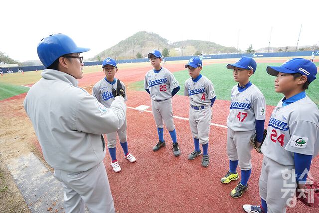 13일 충청남도 서천군 산너울 야구장에서 한국스포츠경제와 한스경제가 주최하고 대한유소년야구연맹이 주관하는 '제9회 한국컵 전국유소년아구대회'가 열렸다. 유소년(백호)리그 함안BSC 유소년야구단 선수들이 빅드림과의 경기서 감독의 작전지시를 듣고 있다. /서천=최대성 기자 dpdaesung@sporbiz.co.kr 2025.04.13.