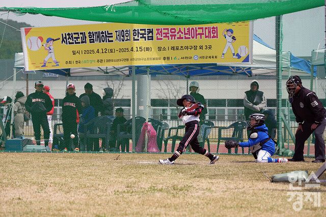 13일 충청남도 서천군 서천종합운동장 내 공설운동장(연식전용)에서 한국스포츠경제와 한스경제가 주최하고 대한유소년야구연맹이 주관하는 '제9회 한국컵 전국유소년아구대회'가 열렸다. 새싹리그 송파구마인볼 유소년야구단과 수원장안구&nbsp; 유소년야구단이 경기를 치르고 있다. /서천=최대성 기자 dpdaesung@sporbiz.co.kr 2025.04.13.