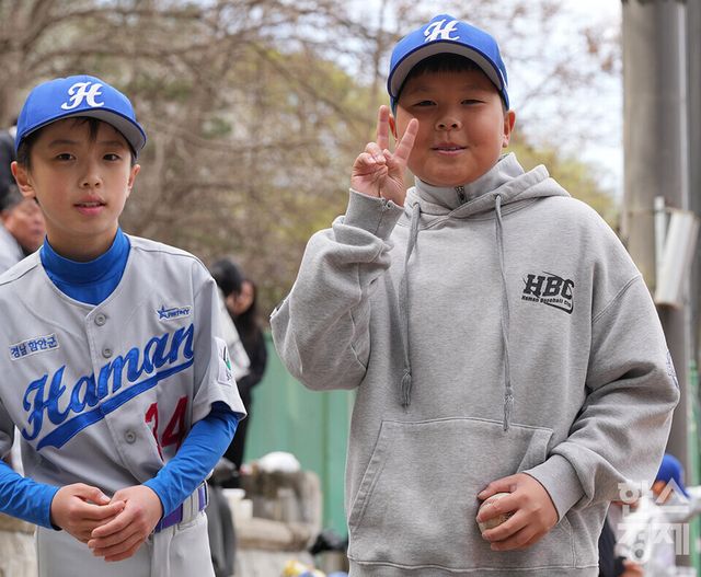 13일 충청남도 서천군 산너울 야구장에서 한국스포츠경제와 한스경제가 주최하고 대한유소년야구연맹이 주관하는 '제9회 한국컵 전국유소년아구대회'가 열렸다. 유소년(백호)리그 함안BSC 유소년야구단 선수들이 빅드림과의 경기서 카메라를 향해 포즈를 취하고 있다. /서천=최대성 기자 dpdaesung@sporbiz.co.kr 2025.04.13.