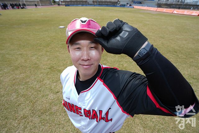 13일 충청남도 서천군 서천종합운동장 내 공설운동장(연식전용)에서 한국스포츠경제와 한스경제가 주최하고 대한유소년야구연맹이 주관하는 '제9회 한국컵 전국유소년아구대회'가 열렸다. 새싹리그 송파구마인볼 유소년야구단 이홍구 감독이 본지와 인터뷰를 마친 후 포즈를 취하고 있다. /서천=최대성 기자 dpdaesung@sporbiz.co.kr 2025.04.13.