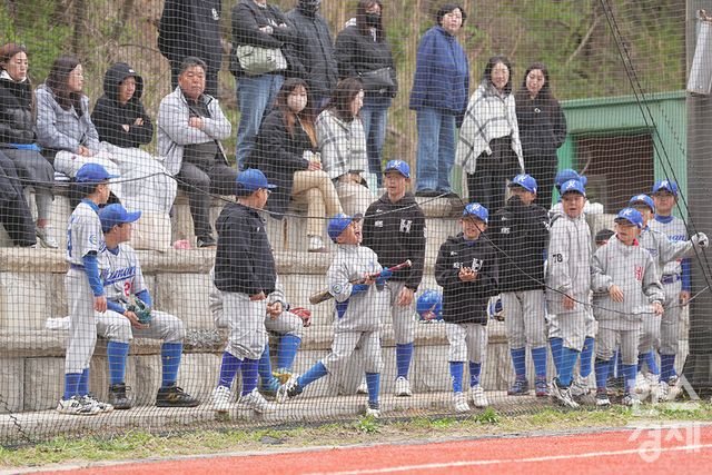 13일 충청남도 서천군 산너울 야구장에서 한국스포츠경제와 한스경제가 주최하고 대한유소년야구연맹이 주관하는 '제9회 한국컵 전국유소년아구대회'가 열렸다. 유소년(백호)리그 함안BSC 유소년야구단 선수들이 빅드림과의 경기서 열띤 응원을 펼치고 있다. /서천=최대성 기자 dpdaesung@sporbiz.co.kr 2025.04.13.