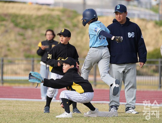 13일 충청남도 서천군 서천종합운동장 내 공설운동장(연식전용)에서 한국스포츠경제와 한스경제가 주최하고 대한유소년야구연맹이 주관하는 '제9회 한국컵 전국유소년아구대회'가 열렸다. 꿈나무(현무)리그 파주BTAC 유소년야구단 선수들이 빅드림과 경기를 치르고 있다. /서천=최대성 기자 dpdaesung@sporbiz.co.kr 2025.04.13.