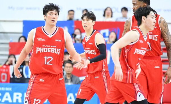 함지훈(맨 왼쪽)을 비롯한 울산 현대모비스 선수들의 모습. /KBL 제공