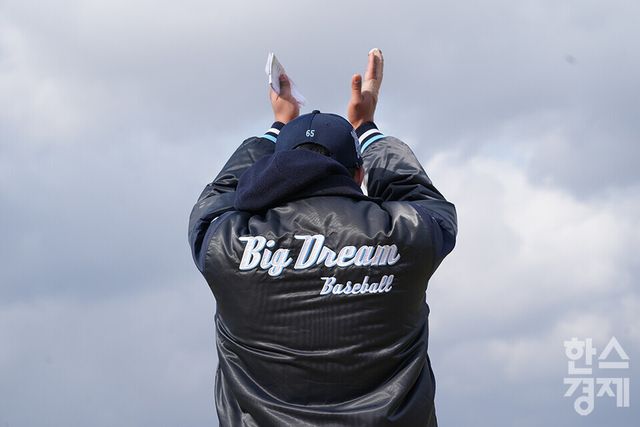 13일 충청남도 서천군 서천종합운동장 내 공설운동장(연식전용)에서 한국스포츠경제와 한스경제가 주최하고 대한유소년야구연맹이 주관하는 '제9회 한국컵 전국유소년아구대회'가 열렸다. 꿈나무(현무)리그 빅드림 유소년야구단 코치가 파주BTAC와의 경기서 격려의 박수를 보내고 있다. /서천=최대성 기자 dpdaesung@sporbiz.co.kr 2025.04.13.
