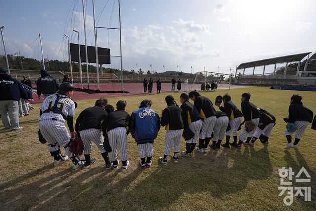 13일 충청남도 서천군 서천종합운동장 내 공설운동장(연식전용)에서 한국스포츠경제와 한스경제가 주최하고 대한유소년야구연맹이 주관하는 '제9회 한국컵 전국유소년아구대회'가 열렸다. 꿈나무(현무)리그 파주BTAC 유소년야구단 선수들이 빅드림과의 경기서 승리한 후 가장 먼저 빅드림 관중석을 향해 인사를 하고 있다. /서천=최대성 기자 dpdaesung@sporbiz.co.kr 2025.04.13.