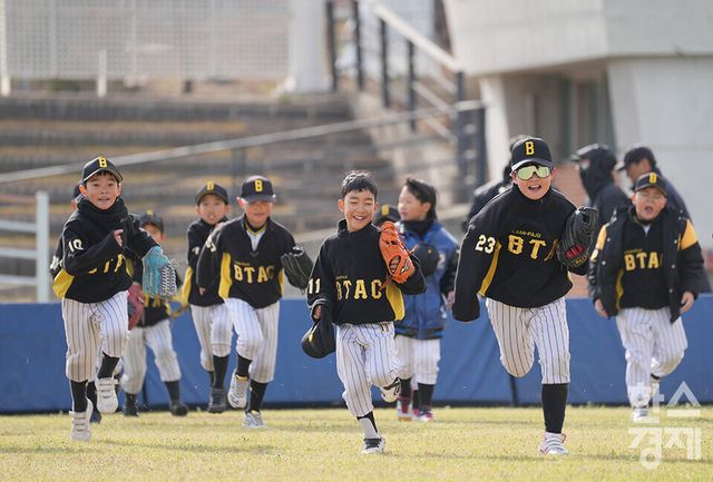 13일 충청남도 서천군 서천종합운동장 내 공설운동장(연식전용)에서 한국스포츠경제와 한스경제가 주최하고 대한유소년야구연맹이 주관하는 '제9회 한국컵 전국유소년아구대회'가 열렸다. 꿈나무(현무)리그 파주BTAC 유소년야구단 선수들이 빅드림과의 경기서 승리한 후 밝은 표정으로 그라운드를 떠나고 있다. /서천=최대성 기자 dpdaesung@sporbiz.co.kr 2025.04.13.