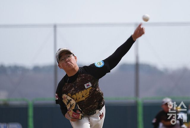 13일 충청남도 서천군 레포츠공원 야구장에서 한국스포츠경제와 한스경제가 주최하고 대한유소년야구연맹이 주관하는 '제9회 한국컵 전국유소년아구대회'가 열렸다. 유소년(청룡)리그 그룹B 아산시 유소년야구단 김시준 선수가 안양시와의 경기서 역투하고 있다. /서천=최대성 기자 dpdaesung@sporbiz.co.kr 2025.04.13.
