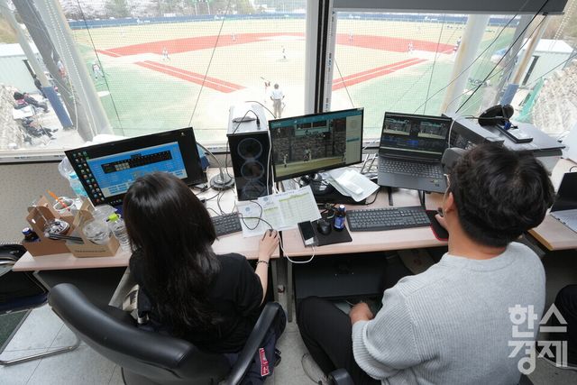 12일 충청남도 서천군 레포츠공원 야구장에서 한국스포츠경제와 한스경제가 주최하고 대한유소년야구연맹이 주관하는 '제9회 한국컵 전국유소년아구대회'가 열렸다.사진은 아마추어 야구 영상기반 야구 경기기록서비스 마인볼 경기 상황실. /서천=최대성 기자 dpdaesung@sporbiz.co.kr 2025.04.12.