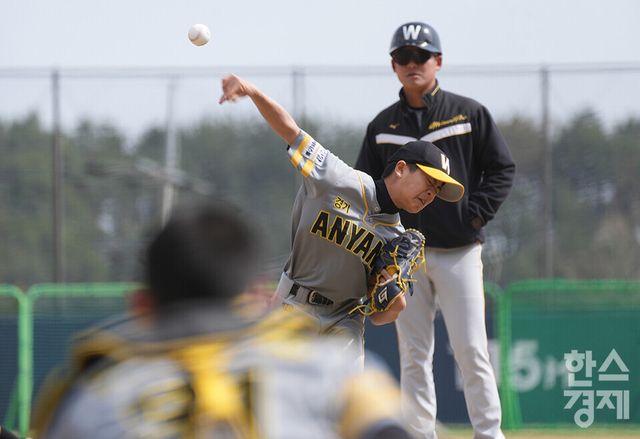 13일 충청남도 서천군 레포츠공원 야구장에서 한국스포츠경제와 한스경제가 주최하고 대한유소년야구연맹이 주관하는 '제9회 한국컵 전국유소년아구대회'가 열렸다. 유소년(청룡)리그 그룹B 안양시 유소년야구단 이연제 선수가 아산시와의 경기서 역투하고 있다. /서천=최대성 기자 dpdaesung@sporbiz.co.kr 2025.04.13.