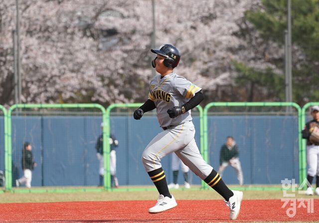 13일 충청남도 서천군 레포츠공원 야구장에서 한국스포츠경제와 한스경제가 주최하고 대한유소년야구연맹이 주관하는 '제9회 한국컵 전국유소년아구대회'가 열렸다. 유소년(청룡)리그 그룹B 안양시 유소년야구단 곽도윤 선수가 아산시와의 경기 3회 달아나는 솔로 홈런을 터뜨린 후 다아이몬드를 돌고 있다. /서천=최대성 기자 dpdaesung@sporbiz.co.kr 2025.04.13.