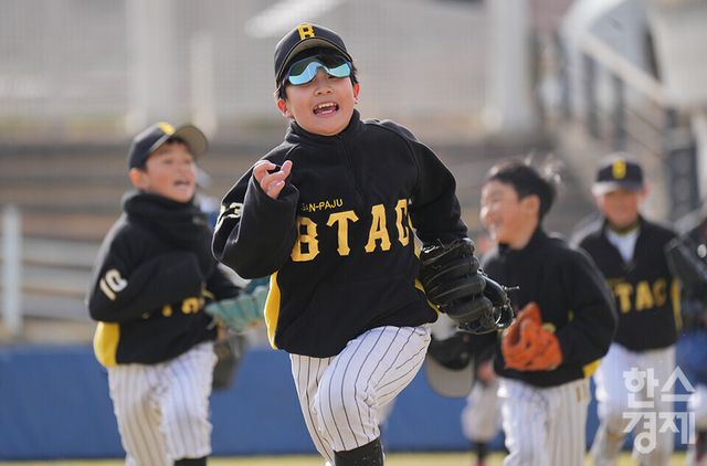 13일 충청남도 서천군 서천종합운동장 내 공설운동장(연식전용)에서 한국스포츠경제와 한스경제가 주최하고 대한유소년야구연맹이 주관하는 '제9회 한국컵 전국유소년아구대회'가 열렸다. 꿈나무(현무)리그 파주BTAC 유소년야구단 선수들이 빅드림과의 경기서 승리한 후 밝은 표정으로 그라운드를 떠나고 있다. /서천=최대성 기자 dpdaesung@sporbiz.co.kr 2025.04.13.