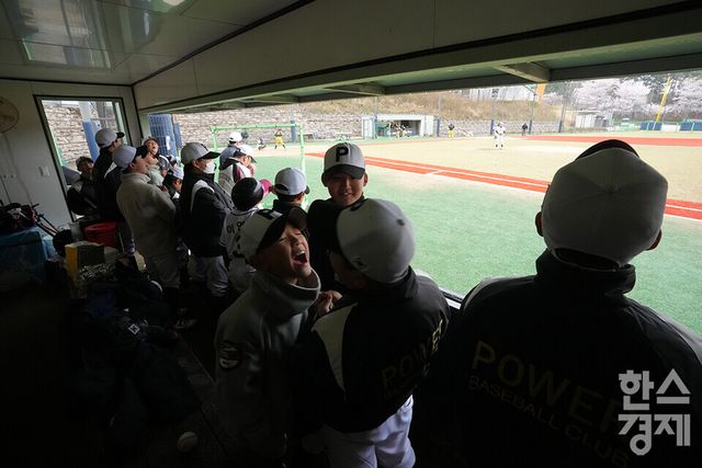 14일 충청남도 서천군 레포츠공원 야구장에서 한국스포츠경제와 한스경제가 주최하고 대한유소년야구연맹이 주관하는 '제9회 한국컵 전국유소년아구대회'가 열렸다. 유소년(청룡)리그 그룹B 아산시 유소년야구단 선수가 남양주야놀과의 경기서 응원을 하고 있다. /서천=최대성 기자 dpdaesung@sporbiz.co.kr 2025.04.14.