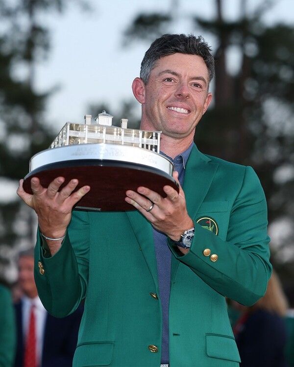 마스터스 우승 트로피를 들고 있는 로리 매킬로이. /PGA 투어 페이스북