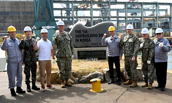 닐 코프로스키 주한미해군사령관(왼쪽 네 번째)이 지난 10일 HJ중공업 영도조선소를 방문해 유상철 HJ중공업 대표(왼쪽 다섯 번째)와 환담을 나눴다./HJ중공업