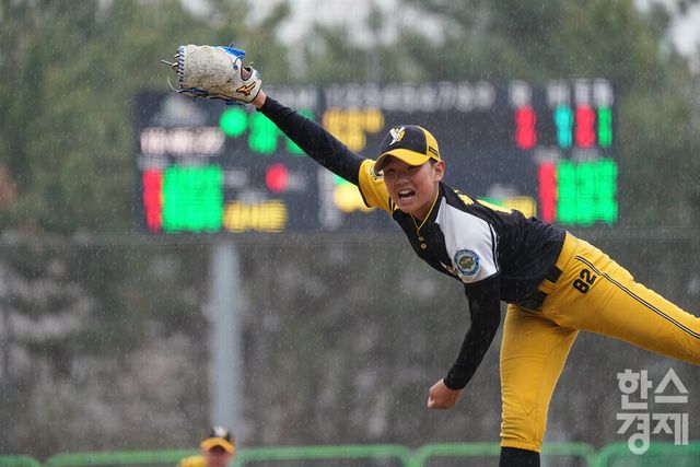 14일 충청남도 서천군 레포츠공원 야구장에서 한국스포츠경제와 한스경제가 주최하고 대한유소년야구연맹이 주관하는 '제9회 한국컵 전국유소년아구대회'가 열렸다. 유소년(청룡)리그 그룹B 남양주야놀 유소년야구단 황현민 선수가 아산시와의 경기서 역투하고 있다. /서천=최대성 기자 dpdaesung@sporbiz.co.kr 2025.04.14.