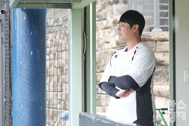 완도군 유소년야구단 박충엽 감독이 14일 충청남도 서천군 레포츠공원 야구장에서 본지와 인터뷰 후 포즈를 취하고 있다. /서천=최대성 기자 dpdaesung@sporbiz.co.kr 2025.04.14.