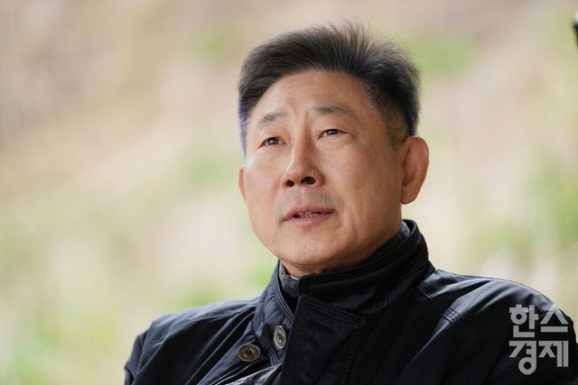 한대화 한화 전 감독이 14일 오전 충청남도 서천군 서천종합운동장에서 본지와 인터뷰 후 포즈를 취하고 있다. /서천=최대성 기자 dpdaesung@sporbiz.co.kr 2025.04.14.