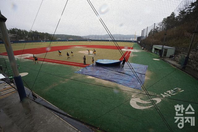 14일 충청남도 서천군 레포츠공원 야구장에서 한국스포츠경제와 한스경제가 주최하고 대한유소년야구연맹이 주관하는 '제9회 한국컵 전국유소년아구대회'가 열렸다. 이날 우천으로 경기가 중단돼 관계자들이 방수포를 덮고 있다. /서천=최대성 기자 dpdaesung@sporbiz.co.kr 2025.04.14.