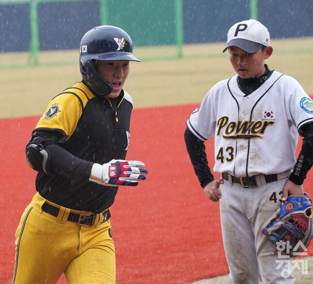 14일 충청남도 서천군 레포츠공원 야구장에서 한국스포츠경제와 한스경제가 주최하고 대한유소년야구연맹이 주관하는 '제9회 한국컵 전국유소년아구대회'가 열렸다. 유소년(청룡)리그 그룹B 남양주야놀 유소년야구단 이새찬 선수가 아산시와의 경기 3회말 1사 1,2루 상황서 3점 홈런을 터뜨린 후 다이아몬드를 돌고 있다. /서천=최대성 기자 dpdaesung@sporbiz.co.kr 2025.04.14.