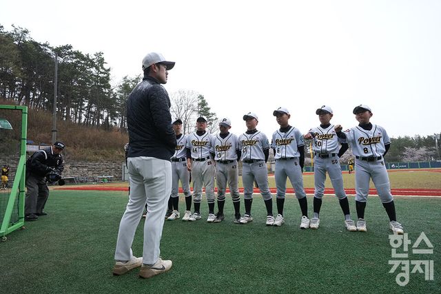 14일 충청남도 서천군 레포츠공원 야구장에서 한국스포츠경제와 한스경제가 주최하고 대한유소년야구연맹이 주관하는 '제9회 한국컵 전국유소년아구대회'가 열렸다. 유소년(청룡)리그 그룹B 아산시 유소년야구단 황민호 감독이 남양주야놀과의 경기서 선수들에게 지시를 하고 있다. /서천=최대성 기자 dpdaesung@sporbiz.co.kr 2025.04.14.